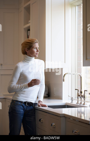 Femme de remplissage Robinet de cuisine en verre Banque D'Images