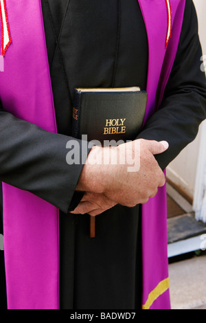 Close-up of Priest Holding Bible Banque D'Images