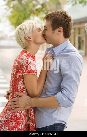 Young Couple Outdoors Banque D'Images