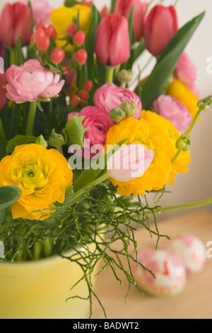 Vase de fleurs à Pâques Banque D'Images