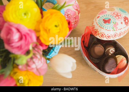 Oeuf de Pâques rempli de chocolats, et Vase de fleurs Banque D'Images