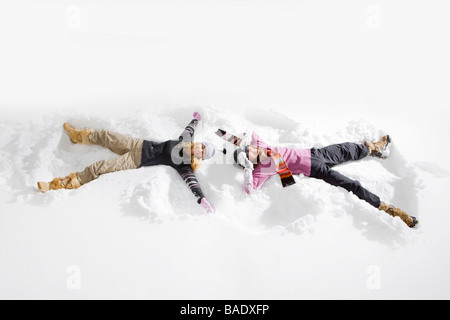 Les femmes faisant des anges dans la neige, près de Frisco, Comté de Summit, Colorado, États-Unis Banque D'Images