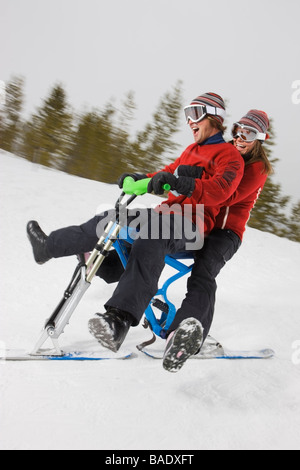 Couple Riding Skibikes, près de Frisco, Comté de Summit, Colorado, États-Unis Banque D'Images