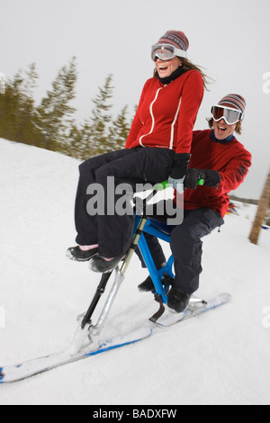 Couple Riding Skibikes, près de Frisco, Comté de Summit, Colorado, États-Unis Banque D'Images