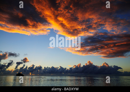 Plus de nuages au lever du soleil de l'océan, Raiatea, Polynésie Française Banque D'Images