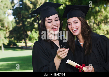 Diplômés avec Téléphone cellulaire Banque D'Images