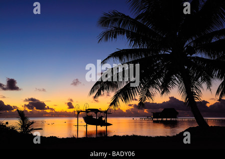 Bateau à voile lancer au crépuscule, Raiatea, Polynésie Française Banque D'Images