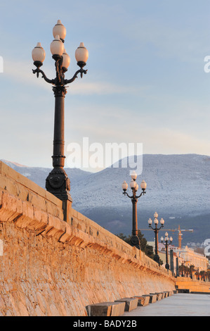 Quay avec des lanternes sur la côte de la mer Noire en Crimée Ukraine Banque D'Images