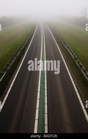 Foggy Road, Pays-Bas Banque D'Images