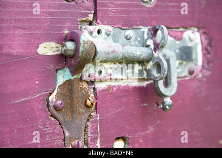 Plan de verrouillage vis coulissante sur porte mauve Banque D'Images