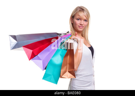 Belle blonde woman with shopping bags par dessus son épaule isolated on white Banque D'Images