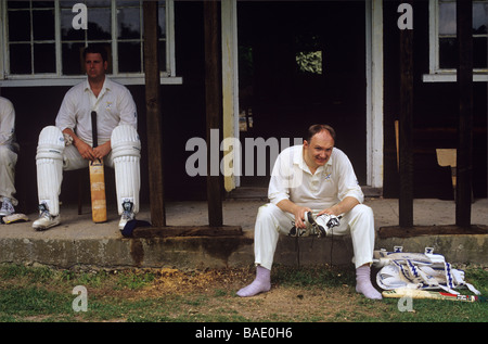 En attendant leur batteurs manches lors d'un match de cricket dans le Kent village Banque D'Images