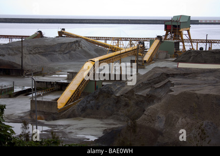 Empileur de cour ouverte, minéral et de stockage de gravier à l'aérogare de fret en vrac, zone zone d'entrepôt, Port de Hualien, Taiwan Banque D'Images