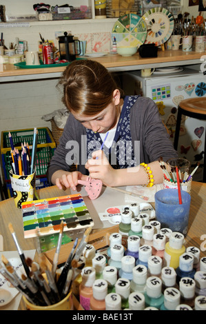 Cafe de la Poterie Peinture et décoration fille Banque D'Images