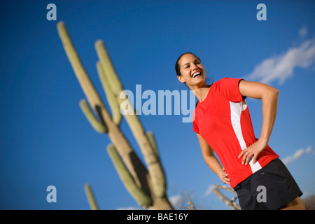 Femme debout devant un cactus Saguaro, Tucson, Arizona, USA Banque D'Images