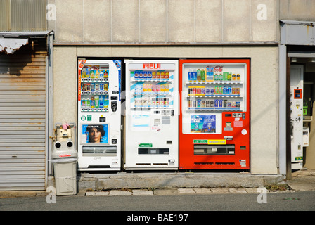 Distributeurs de boissons colorées. Ces sont une vue commune sur juste environ chaque rue au Japon. Banque D'Images