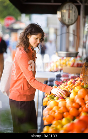 Woman Shopping au marché, de Marina District, à San Francisco, Californie, USA Banque D'Images