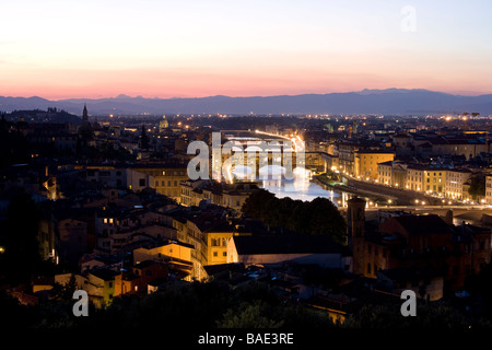 Le Ponte Vecchio et l'Arno, Florence, Toscane, Italie Banque D'Images