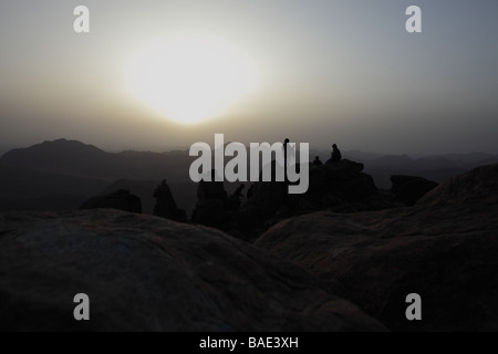 Regarder le lever du soleil sur les pèlerins Mt Sinaï près de St Katherine's monastery en Egypte Banque D'Images