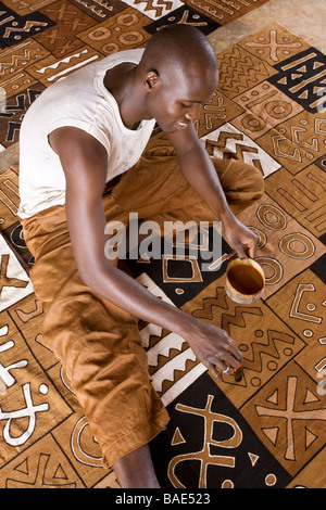 Mali, Ségou, colorant naturel Ndomo, atelier création de bogolans de marché local et pour l'exportation Banque D'Images