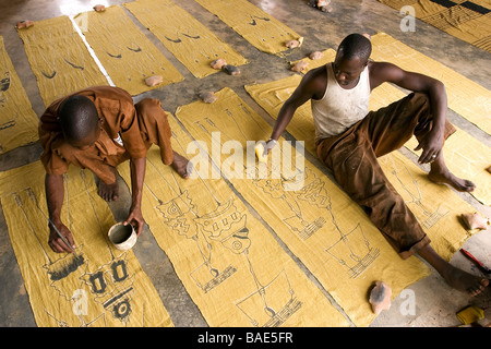 Mali, Ségou, colorant naturel Ndomo, atelier création de bogolans de marché local et pour l'exportation Banque D'Images