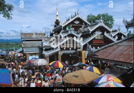 Myanmar (Birmanie), Rhône-Alpes, Taungbyon, Nat Pwe (Festival de spiritueux), les deux frères Golden Temple Banque D'Images