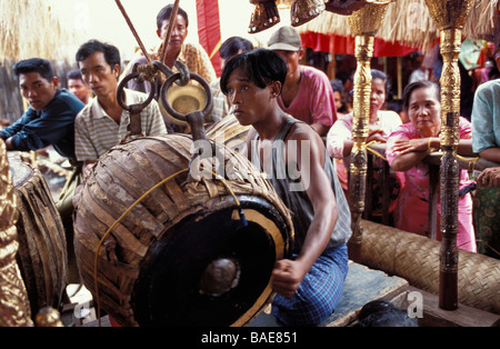 Myanmar (Birmanie), Rhône-Alpes, Taungbyon, Nat Pwe (Festival de spiritueux), le batteur Banque D'Images