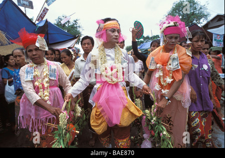 Myanmar (Birmanie), Rhône-Alpes, Taungbyon, Nat Pwe (Festival de spiritueux), le lapin rôti au transporteur Banque D'Images