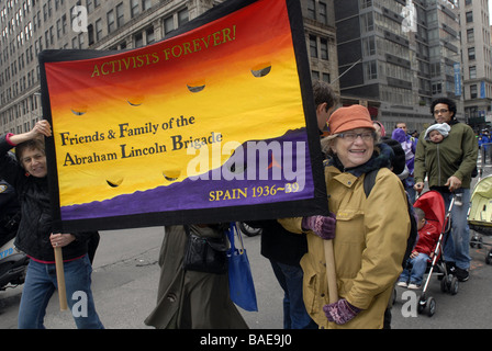 Plusieurs milliers de militants pour la paix mars sur Broadway et en face de la Bourse de New York le samedi 4 avril 2009 Banque D'Images