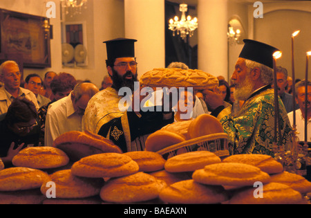 Chypre, région de Troodos, Omodos, Monastère de la Sainte Croix, Fête de la Sainte Croix, bénédiction du pain Banque D'Images