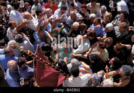 Chypre, région de Troodos, Omodos, monastère de la Sainte Croix, fête de la Sainte Croix, les dévots se précipiter pour l'eau bénite Banque D'Images