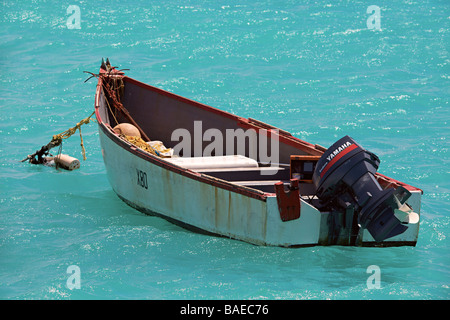 Bateau de pêche au quai de pêche de la baie d'Oistins, côte sud de la Barbade, Eglise paroissiale de Christ Banque D'Images