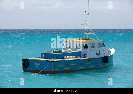 Bateau de pêche au quai de pêche de la baie d'Oistins, côte sud de la Barbade, Eglise paroissiale de Christ Banque D'Images