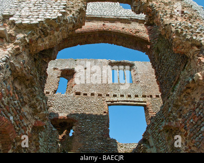 Les ruines de château médiéval Baconsthorpe North Norfolk Banque D'Images