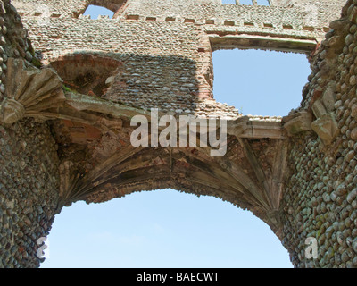 Les ruines de château médiéval Baconsthorpe North Norfolk Banque D'Images