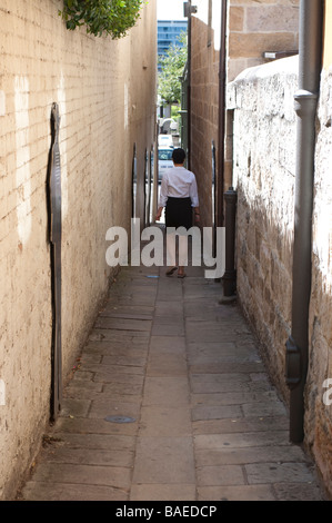 Femme marchant à travers le Canal de Suez Rocks NSW Australie Banque D'Images