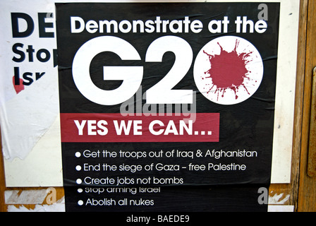 Pour l'affiche de la manifestation anti-guerre du g20 à l'ambassade américaine, Londres, avril 2009, sur un mur à Hounslow, à l'ouest de Londres, Angleterre Banque D'Images