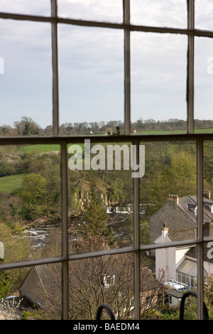 Une vue de la rivière swale à partir d'une fenêtre dans la ville de marché de Richmond à North Yorkshire Angleterre Banque D'Images