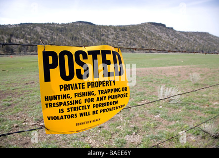 USA OREGON CROOKED RIVER VALLEY Posté un signe sur une clôture en fil barbelé indique aux gens qu'ils peuvent t'empiéter sur la propriété privée, Paulina, Oregon. Banque D'Images