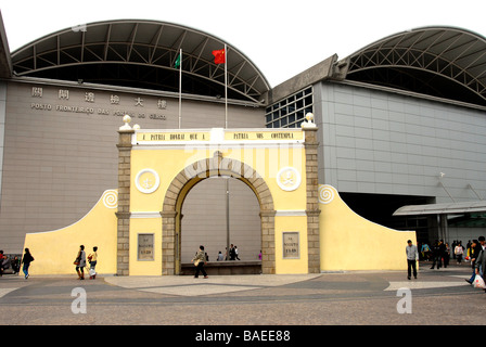 La vieille barrière Gate (Portas do Cerco) avec la nouvelle barrière Gate Poste de bâtiment en arrière-plan. Macau Banque D'Images