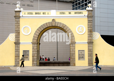 La vieille barrière Gate (Portas do Cerco) avec la nouvelle barrière Gate Poste de bâtiment en arrière-plan. Macau Banque D'Images