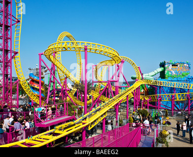 Ride de foire colorée à Southend on Sea dans l'Essex. Banque D'Images