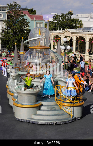 Les personnages de Disney sur flotteur dans Parade à Walt Disney le Parc à Thème Magic Kingdom Central d'Orlando en Floride Banque D'Images
