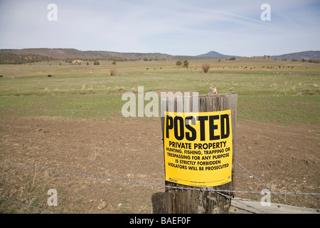 Un signe affiché raconte les visiteurs qu'ils ne peuvent pas empiéter sur des terres privées, Paulina, Oregon. Banque D'Images