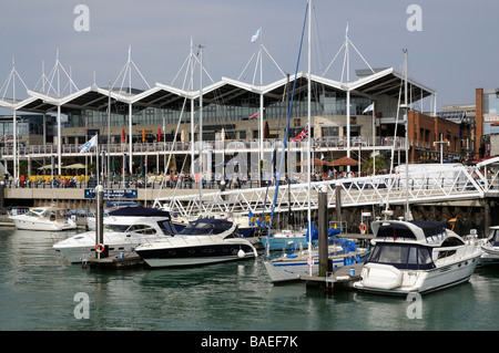 Développement de la propriété de Gunwharf Quays et du logement nautique shopping à Portsmouth England UK Banque D'Images