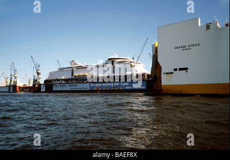 20 avril 2009 - Grimaldi's Grande Sud passe MS Color Magic au chantier naval Blohm & Voss dans le port allemand de Hambourg. Banque D'Images