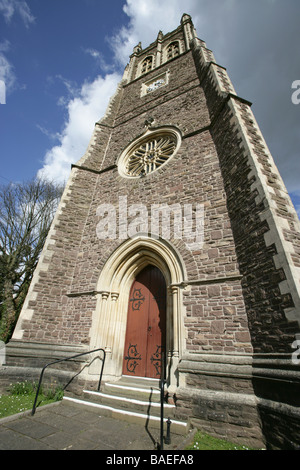 Ville de Newport, Pays de Galles. Vue oblique basse de la fin du xixe siècle de style gothique victorien clocher de l'église de St Marc. Banque D'Images