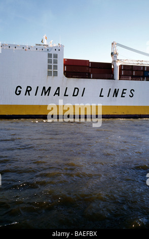 20 avril 2009 - Grimaldi's Grande Sud quitte le port allemand de Hambourg. Banque D'Images