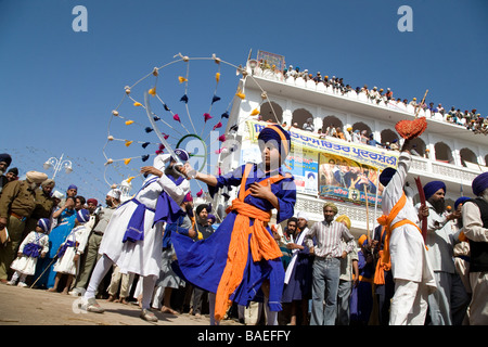 Un jeune/Nihang Akali avec épée afficher son gatka/compétences martiales au festival à Anandpur Road Holla Saheb, Punjab, India Banque D'Images