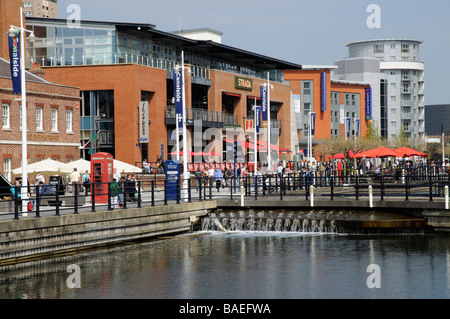 Développement de la propriété de Gunwharf Quays et du logement shopping à Portsmouth England UK Banque D'Images